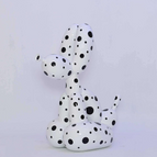 Chien blanc à pois noirs